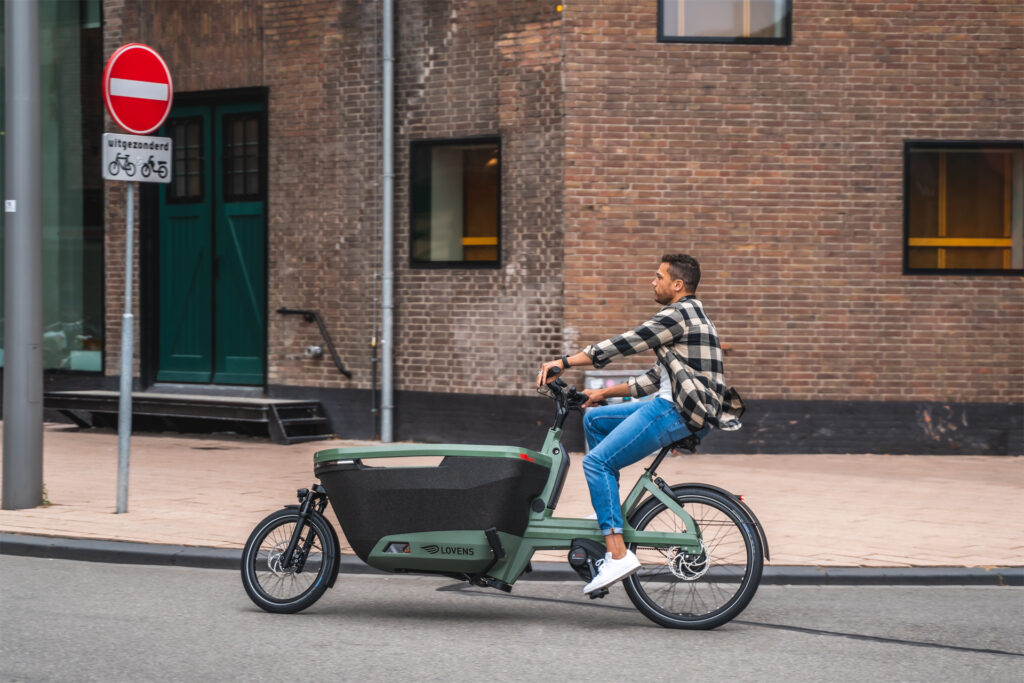 Lovens - Man op Lovens elektrische bakfiets in centrum Rotterdam